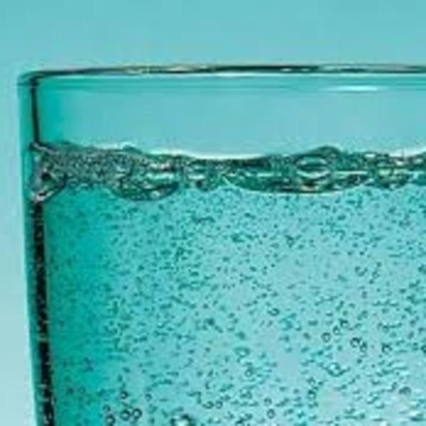 Вода 7 1. Вода газированная. Газированний Водана стакан. Fizzy Water.